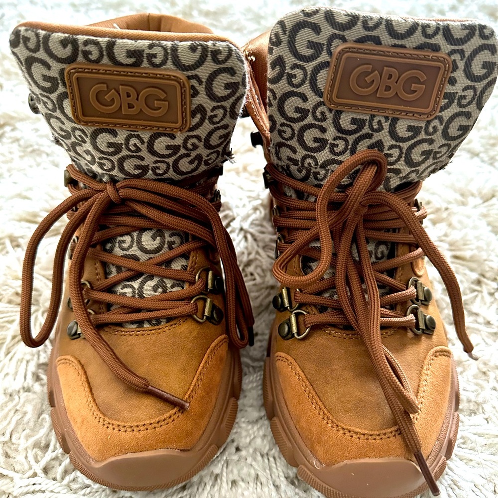 G by Guess stylish monogram hiking boots cognac ❤️